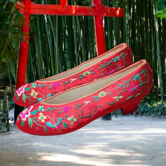 Red Satin Floral Embroidered Women's Shoes - Picture 1 of 9